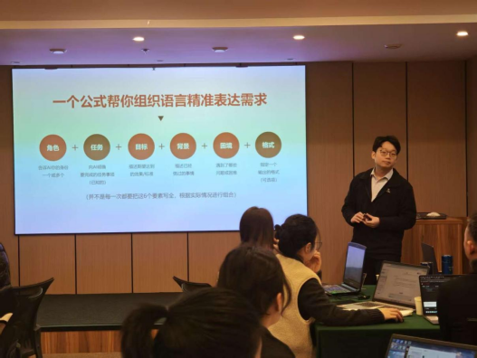 重慶市“AI+行業(yè)賦能”研修班圓滿收官，助力行業(yè)智能化升級(jí)——培養(yǎng)復(fù)合型人才，推動(dòng)數(shù)字經(jīng)濟(jì)與行業(yè)深度融合