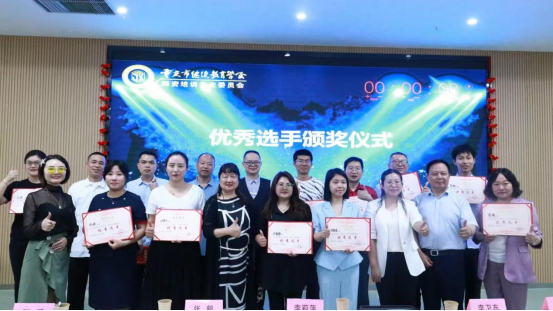 重慶市“AI+行業(yè)賦能”研修班圓滿收官，助力行業(yè)智能化升級(jí)——培養(yǎng)復(fù)合型人才，推動(dòng)數(shù)字經(jīng)濟(jì)與行業(yè)深度融合