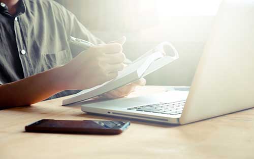 自考會提供教材幫助備考嗎？