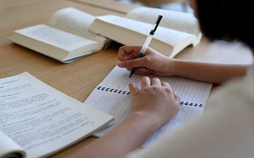 成人高考什么時候交報名費？