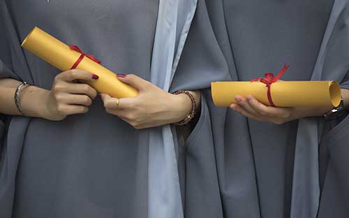 自考大專需要準(zhǔn)備些什么材料？需要去學(xué)校讀書嗎？