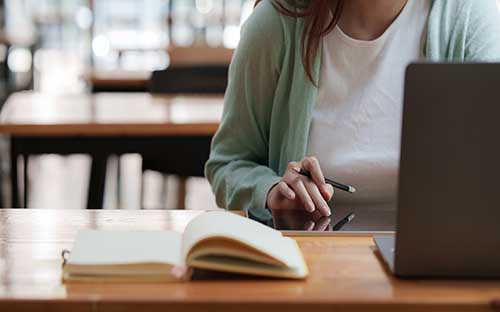 成人高考藥學(xué)專業(yè)報(bào)考條件有什么？有用嗎？