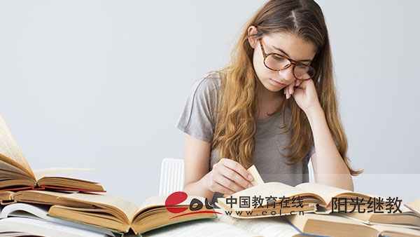成人高考專升本什么時(shí)候報(bào)名？會(huì)考哪些科目？