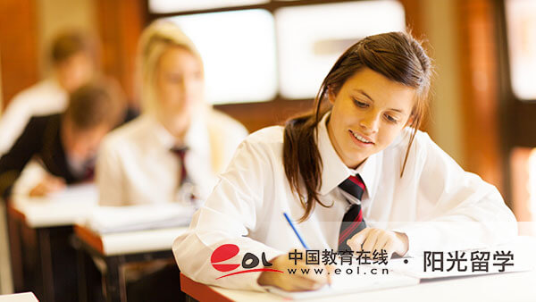 英國(guó)時(shí)尚管理專業(yè)本科留學(xué)費(fèi)用是多少錢