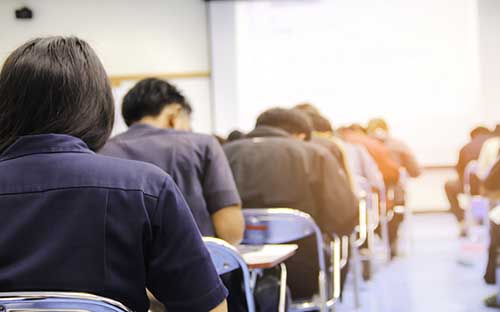 2023英國薩里大學(xué)本科留學(xué)費(fèi)用需要多少
