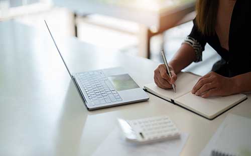 成人本科自學(xué)考試幾時進行？