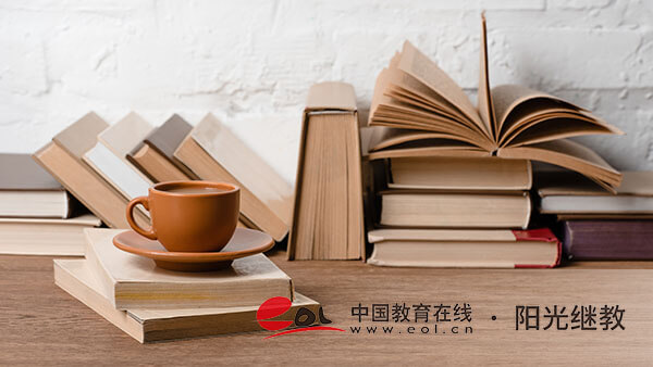 遼寧鞍山自考準(zhǔn)考證多久打??？怎么打?。?/></p><h3>遼寧鞍山自考準(zhǔn)考證多久打?。?/h3><p>自考準(zhǔn)考證一般在考試前一周開放打印。</p><p>遼寧鞍山考生可以在考試前一周登錄遼寧招生考試之窗官網(wǎng)的自考網(wǎng)上服務(wù)平臺進(jìn)行準(zhǔn)考證的打印。及時(shí)打印準(zhǔn)考證是參加自學(xué)考試的必要環(huán)節(jié)，這樣才能確保每位考生都能順利進(jìn)入考場。</p><h3>自考準(zhǔn)考證怎么打?。?/h3><p>1、登錄報(bào)名網(wǎng)站?：</p><p>考生需要登錄自己所在地區(qū)的自考報(bào)名網(wǎng)站，也就是各省教育考試院官網(wǎng)。</p><p>2?、進(jìn)入準(zhǔn)考證打印入口?：</p><p>找到本省教育考試院官網(wǎng)，進(jìn)入自考欄目，如果準(zhǔn)考證打印入口開通，頁面會有打印入口提示。</p><p>3?、輸入賬號密碼?：</p><p>輸入賬號密碼驗(yàn)證碼登錄，選擇菜單欄的打印準(zhǔn)考證，進(jìn)入打印頁面。</p><p>4?、打印準(zhǔn)考證?：</p><p>確認(rèn)信息無誤后，點(diǎn)擊打印按鈕，連接打印機(jī)進(jìn)行打印。</p><h3>自考考試前要做哪些準(zhǔn)備？</h3><p>1、攜帶相關(guān)證件?：準(zhǔn)考證和有效身份證是必須攜帶的，建議提前多準(zhǔn)備幾份證件，分別放在不同的位置，以防丟失?。</p><p>?2、準(zhǔn)備考試必備物品?：考生需要準(zhǔn)備準(zhǔn)考證、身份證、2B鉛筆、黑色字跡的簽字筆或鋼筆、直尺、三角板、圓規(guī)、橡皮擦等考試必需用品?？忌鷳?yīng)提前準(zhǔn)備好這些物品，并確保它們能夠正常使用?。</p><p>?3、熟悉考場和路線?：考生應(yīng)提前熟悉考場位置和交通路線，最好規(guī)劃兩條路線以避免交通堵塞?？荚嚠?dāng)天提前出發(fā)，盡量避免遲到，考生還應(yīng)確認(rèn)考場教室的門牌信息。</p><p>?4、注意飲食和休息?：考生在考試前應(yīng)注意飲食衛(wèi)生，避免吃壞肚子。保證充足的睡眠時(shí)間，以保持充沛的精力和清晰的頭腦。適當(dāng)閱讀一些輕松的書籍或雜志，放松心情?。</p><p>以上是關(guān)于成人自考的相關(guān)內(nèi)容，考生可以此作為參考，具體以官方政策為準(zhǔn)！考生如果想獲取更多關(guān)于自考的相關(guān)資訊，如成人自考報(bào)名時(shí)間、考試時(shí)間、報(bào)考條件、備考知識、相關(guān)新聞等，敬請關(guān)注中國教育在線自考考試頻道。</p><p><strong>熱門推薦：</strong></p><p><a href=